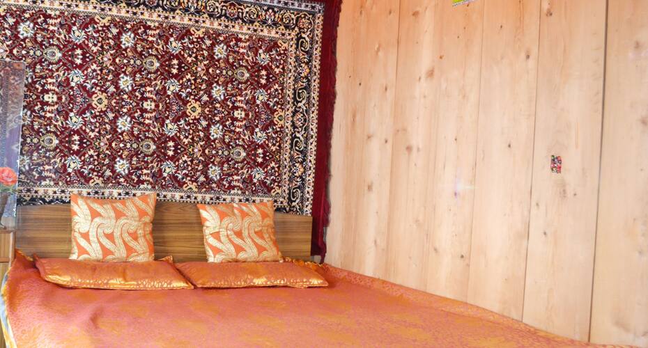 Dunhill Houseboat, Srinagar 3
